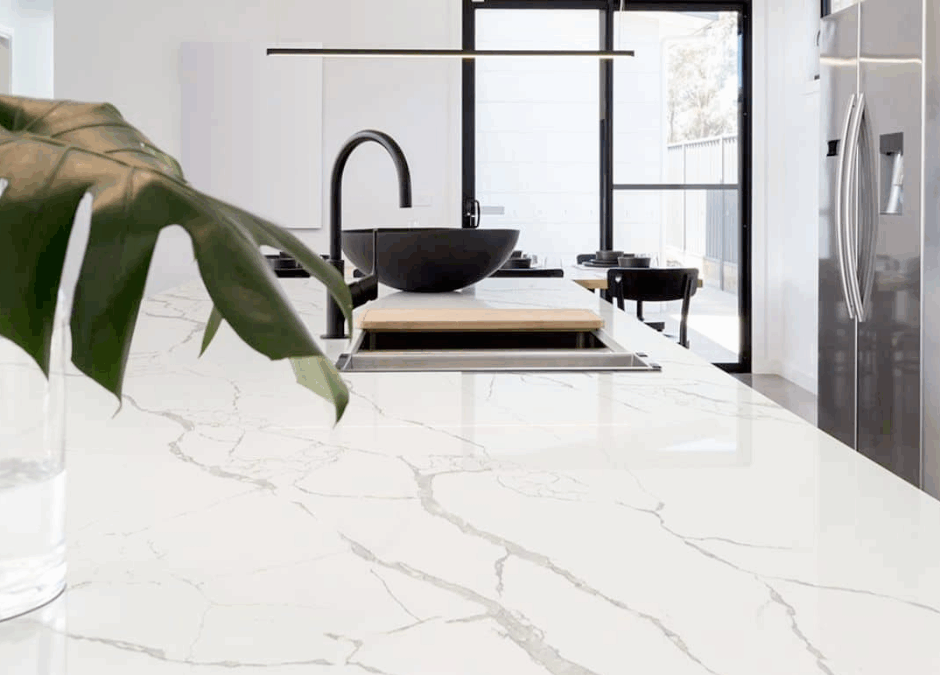 Cuina moderna amb taulell de marbre blanc