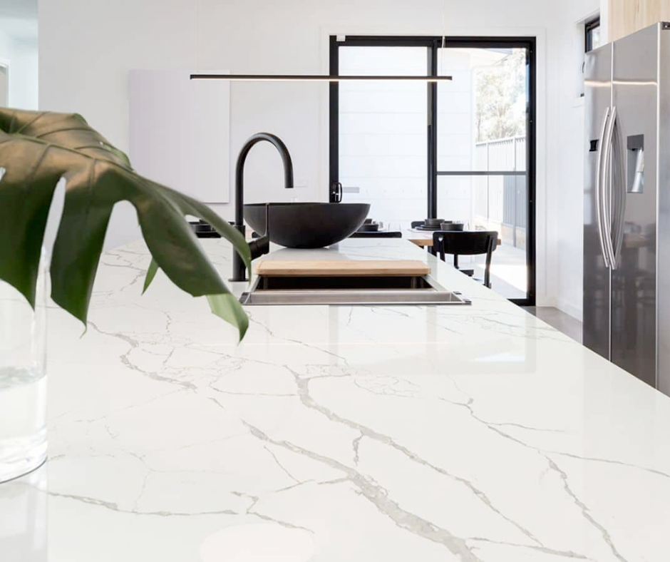 Cocina moderna con encimera de mármol blanco