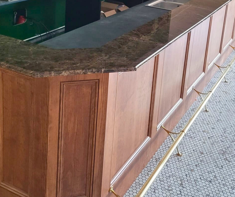 encimera de mármol marrón emperador para la barra de un restaurante