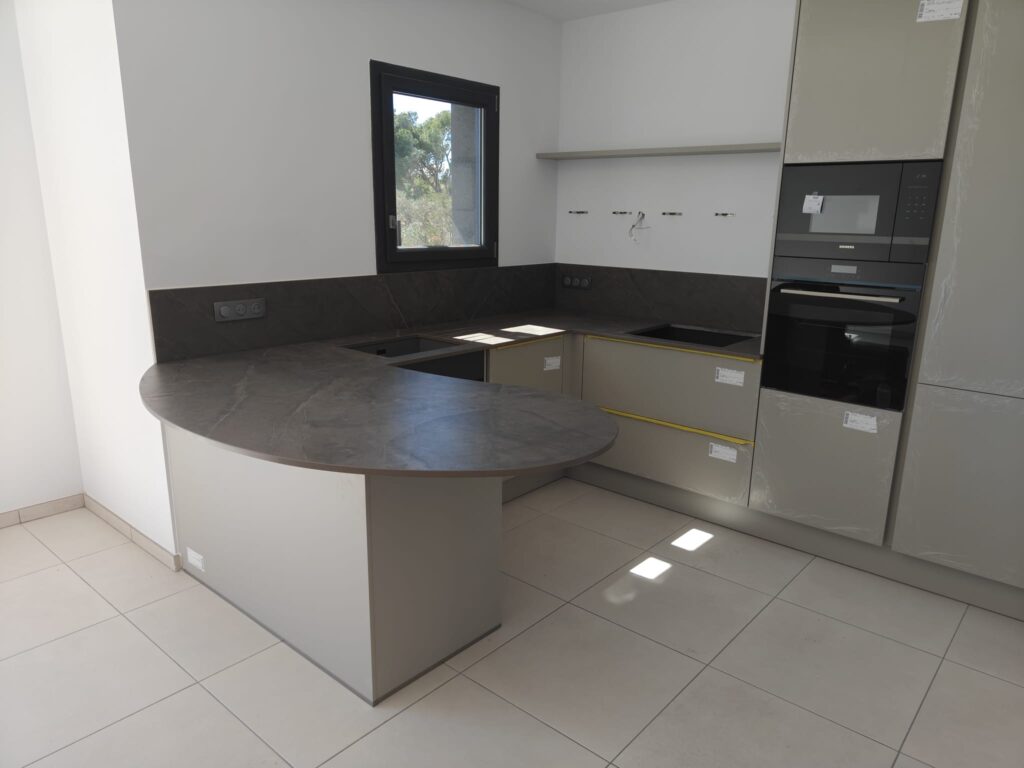 Taulell de cuina Dekton Kira de 2 cm instal·lada per Marbres Rustey a Girona