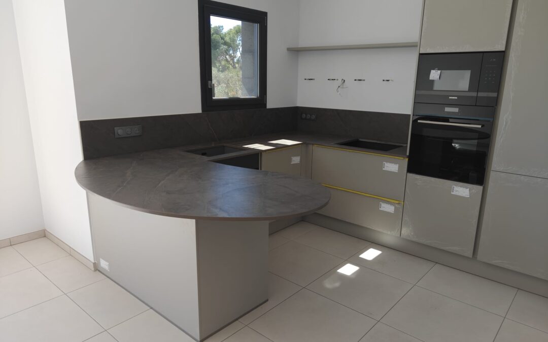 Encimera de cocina Dekton Kira de 2 cm instalada por Marbres Rustey en Girona